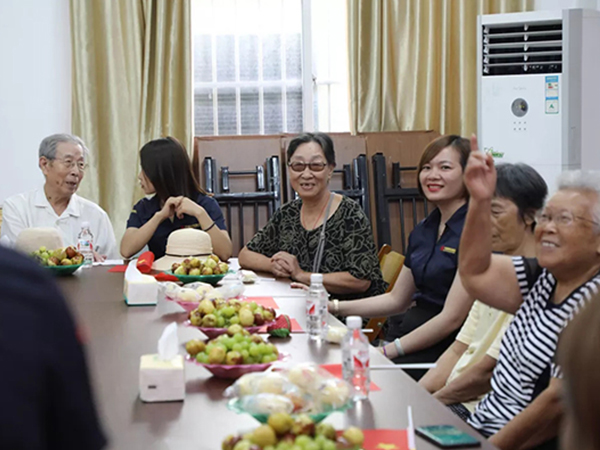 中庭裝飾集團(tuán)丨“情暖中秋，將愛傳承”——走進(jìn)金浦社區(qū)慰問高齡老人